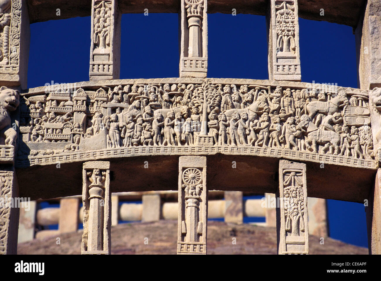 Storie scolpite di re Ashoka alla porta di Sanchi Stupa Madhya Pradesh India Indian Foto Stock