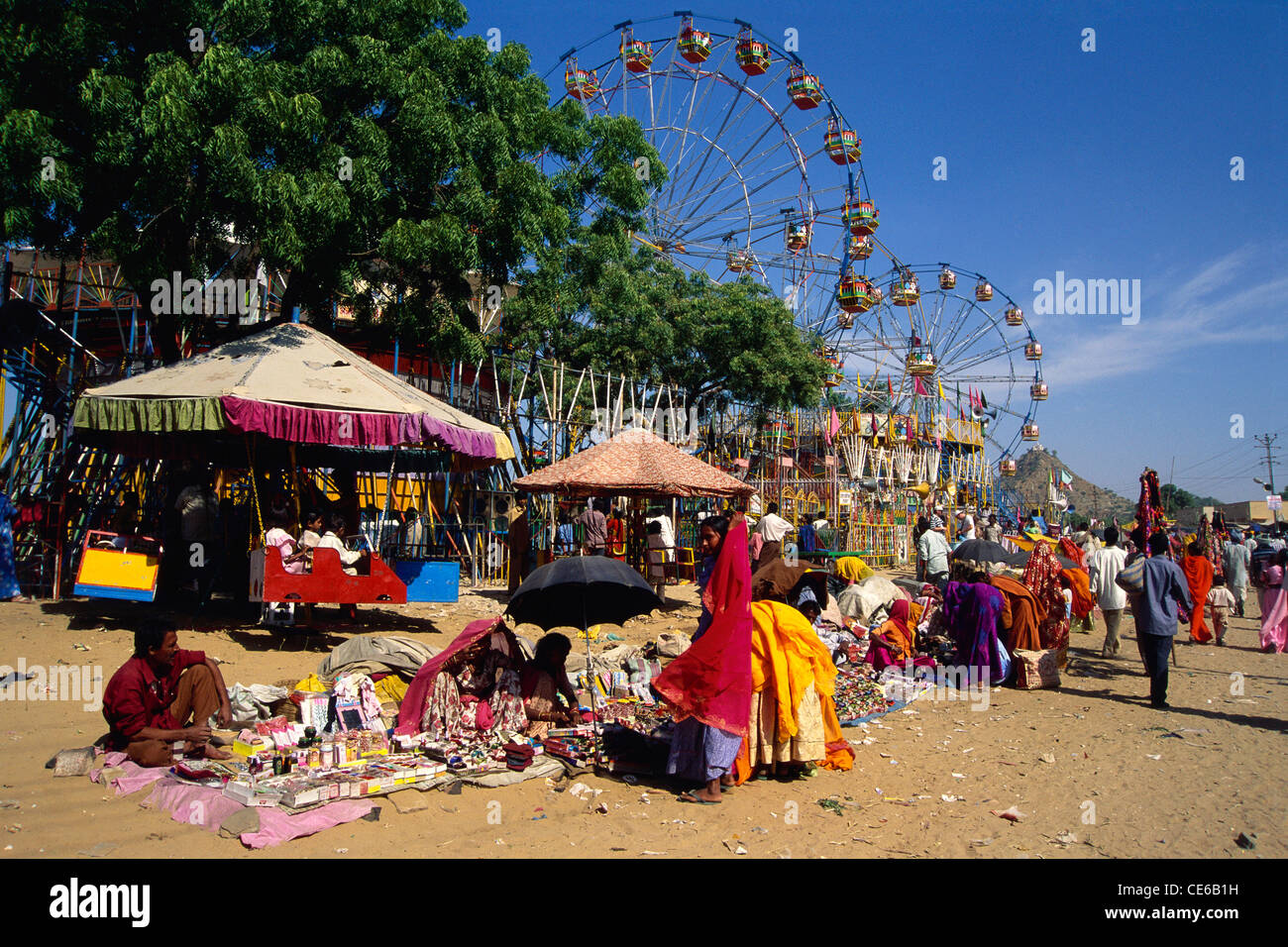 Pushkar mercato equo con la ruota di Ferris e Merry andare round ; Ajmer ; Rajasthan ; India ; Asia Foto Stock