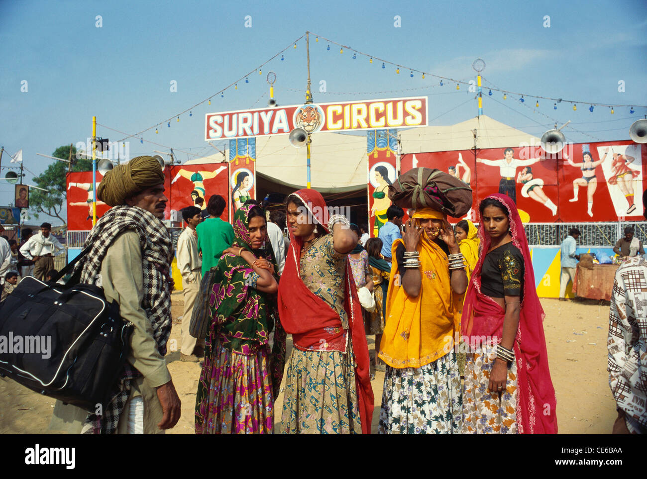 Famiglia rurale indiana uomini donne al Circus Suriya in Pushkar Fiera ; Rajasthan ; India ; asia Foto Stock