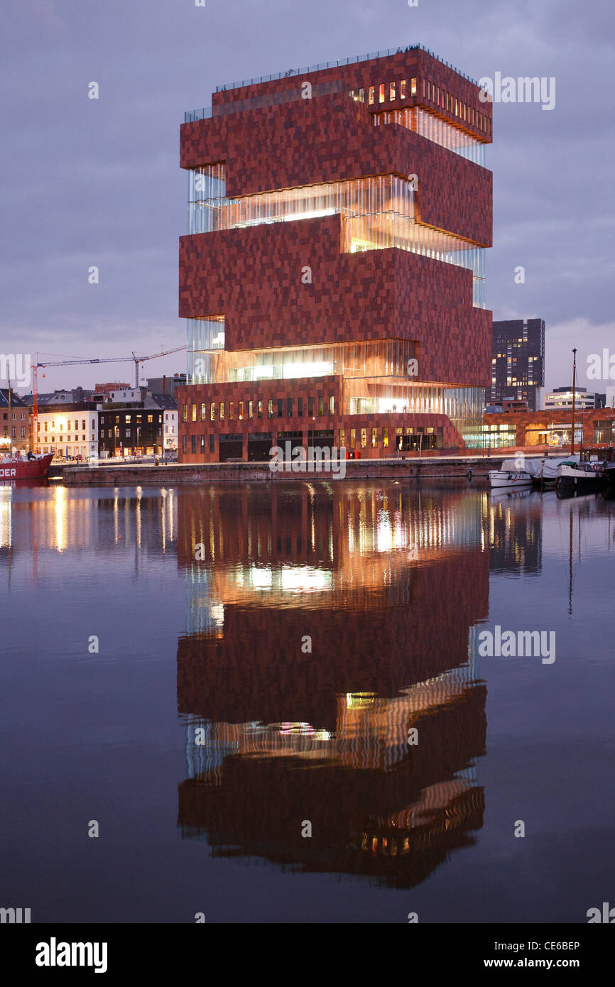 Museo della città la costruzione di Anversa in Belgio la sera di notte Foto Stock