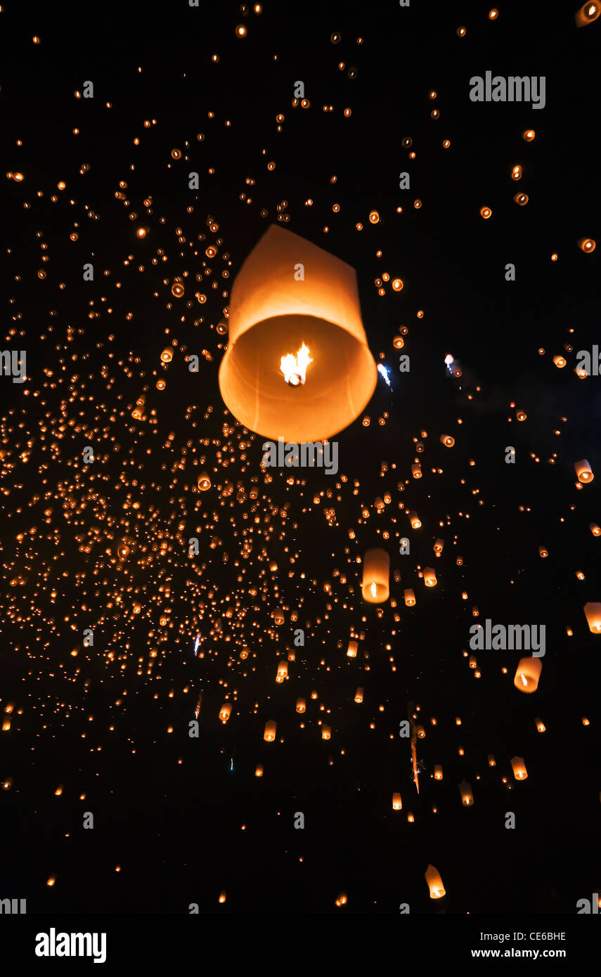Khom loi (sky lanterns) galleggiante nel cielo notturno durante il festival di Yi Peng. San Sai, Chiang Mai, Thailandia Foto Stock