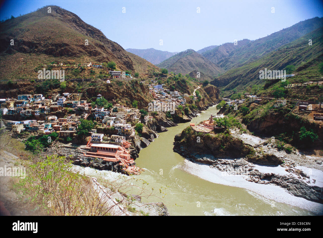 Bhagirathi alaknanda confluenza dei fiumi incontro a devprayag ; uttaranchal ; india - nmj 86597 Foto Stock