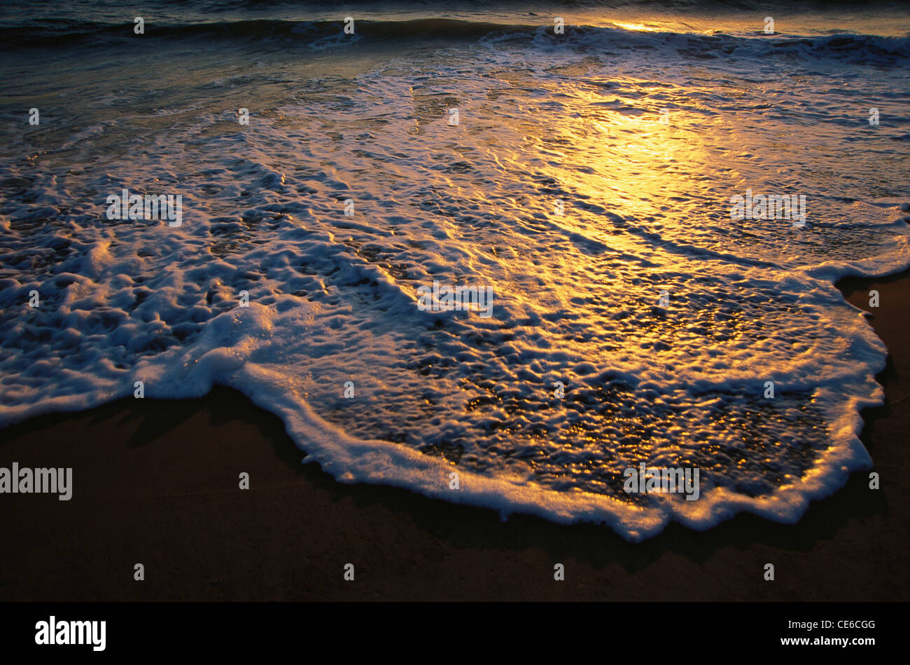 Spiaggia mare sole sabbia surf riflessione ; Mumbai Bombay ; maharashtra ; india Foto Stock