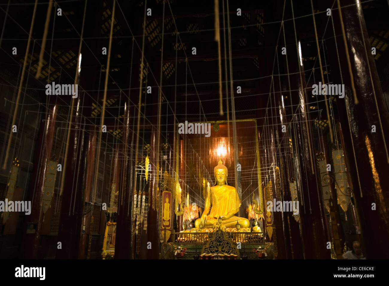 Udienza statua di Buddha nel Wat Phan Tao. Chiang Mai e Chiang Mai, Thailandia Foto Stock