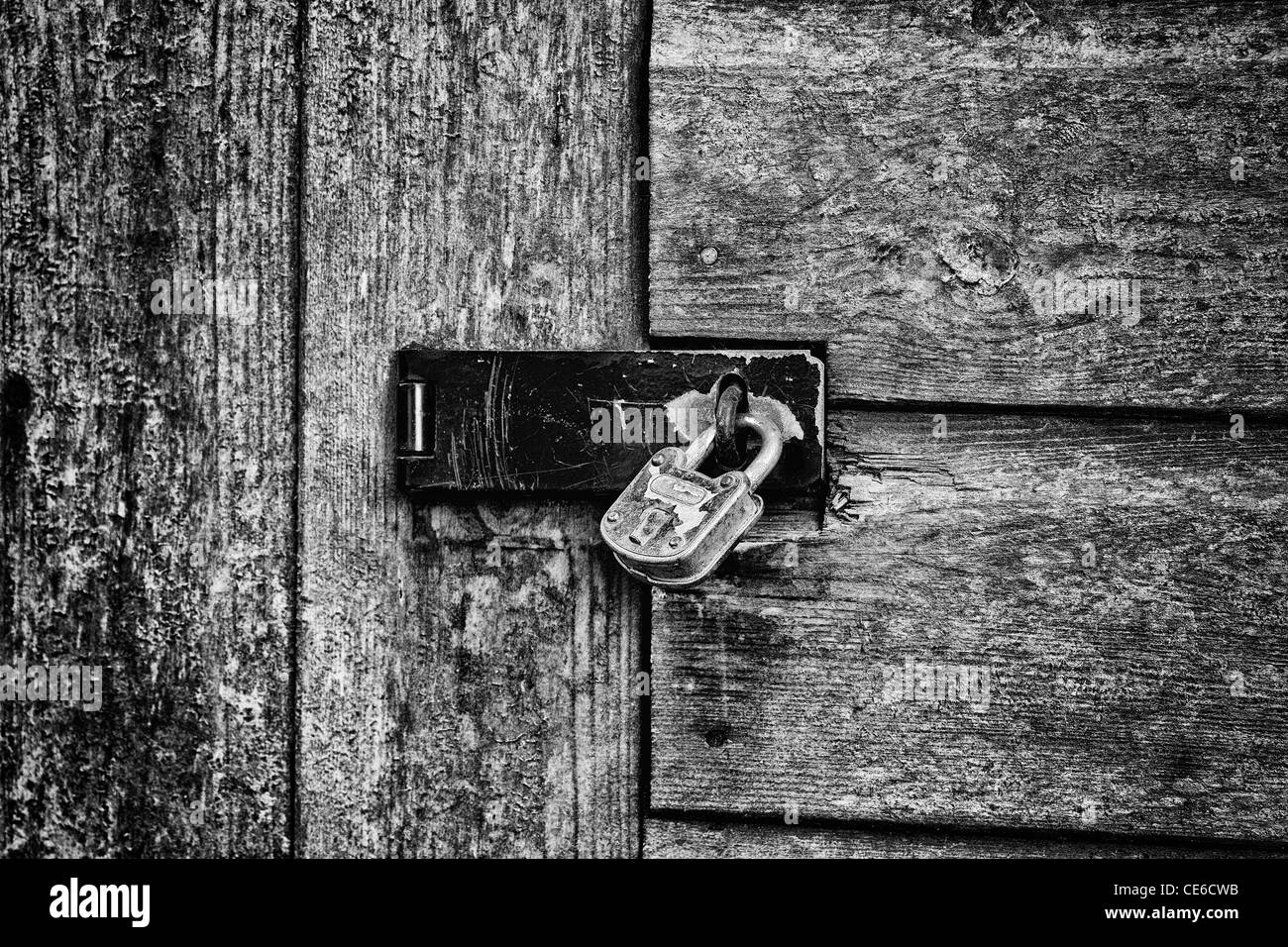 Sportello chiuso con lucchetto di una tettoia in legno Foto Stock