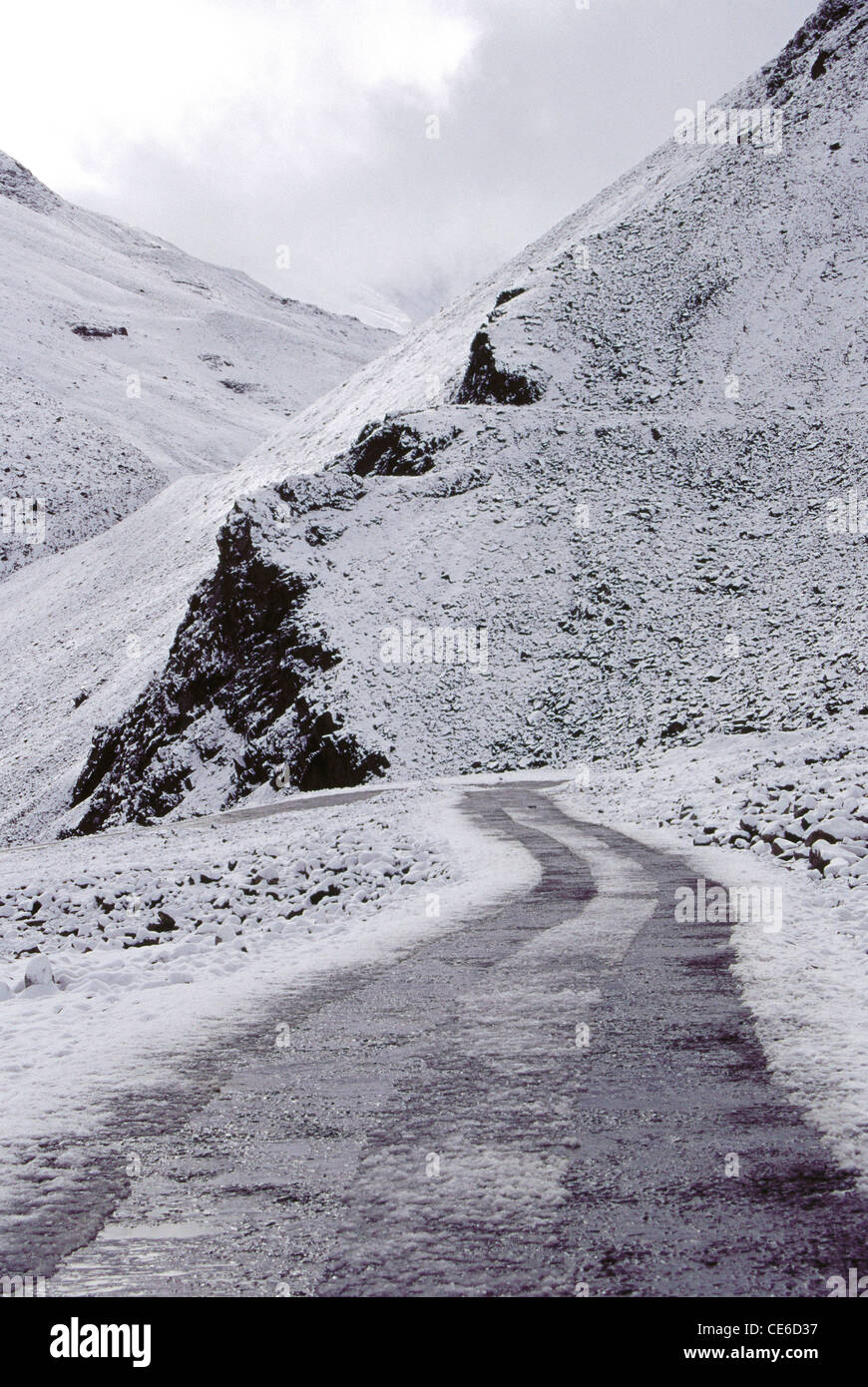 Manali Leh road nella stagione invernale ; Baralacha ; Himachal Pradesh ; india Foto Stock