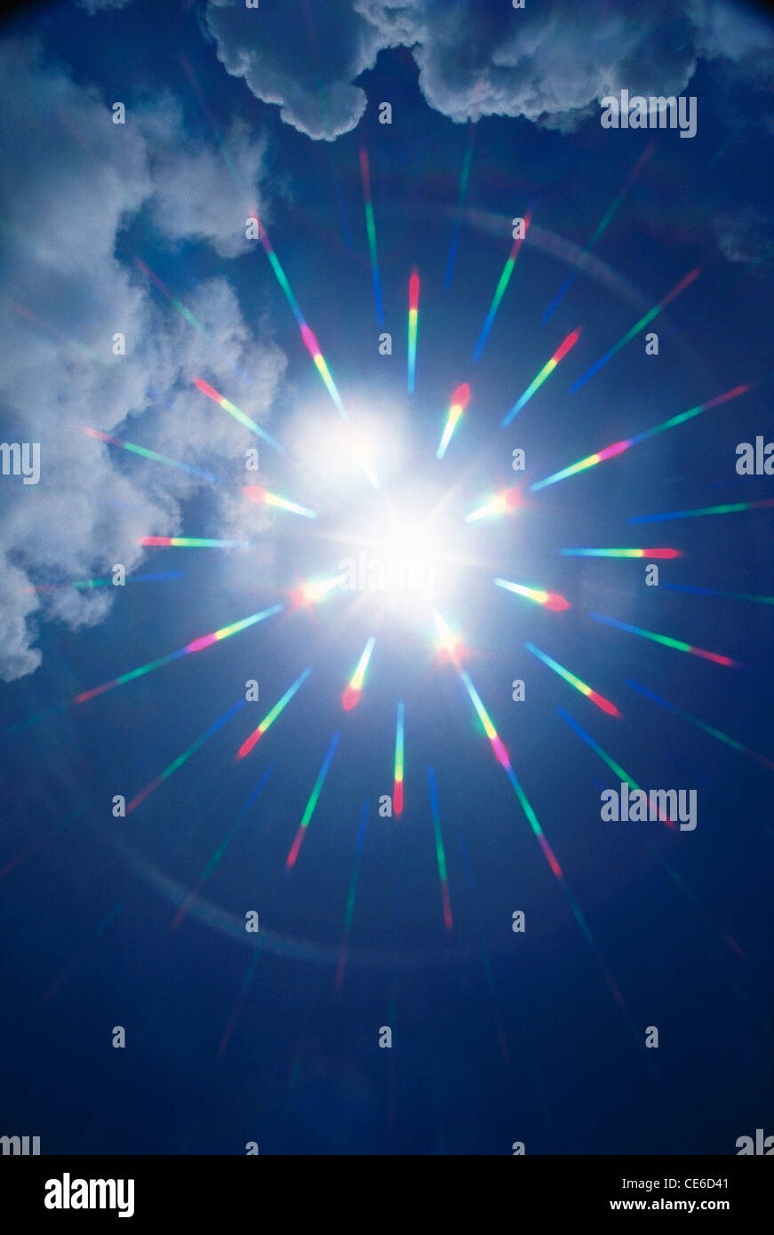 Stella luminosa del sole che dona un effetto arcobaleno Foto Stock