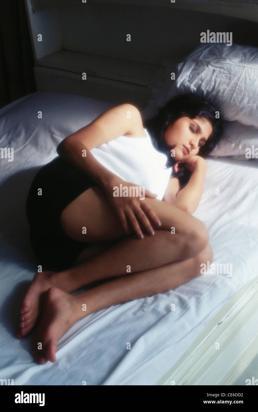 Donne che dormono in posizione fetale; MR 157 Foto Stock