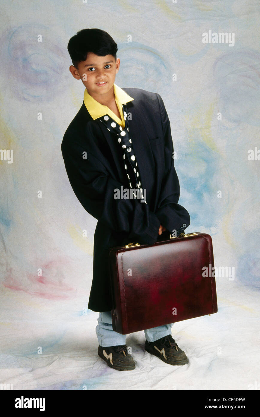 Ragazzo fancy dress come padre fingendo come boss cravatta giacca borsa da ufficio breve caso signor#152 Foto Stock