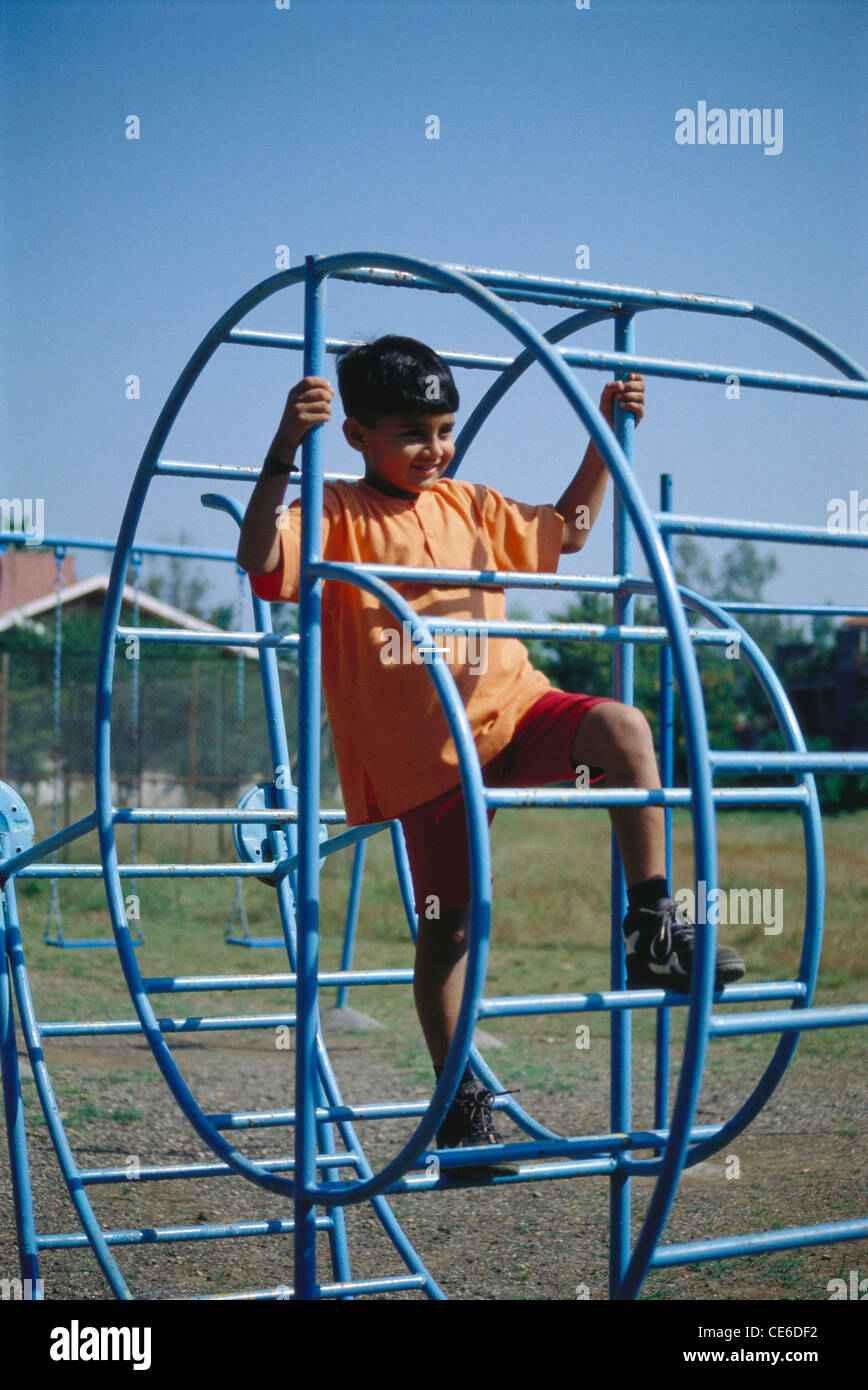 Bambino indiano che gioca sulla palestra della giungla ; India ; Asia ; MR 158 Foto Stock