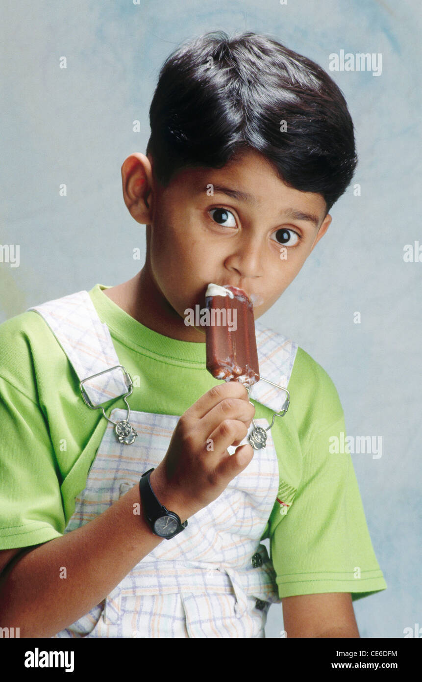 Ragazzo mangiando cioccolato gelato alla vaniglia signor#158 Foto Stock