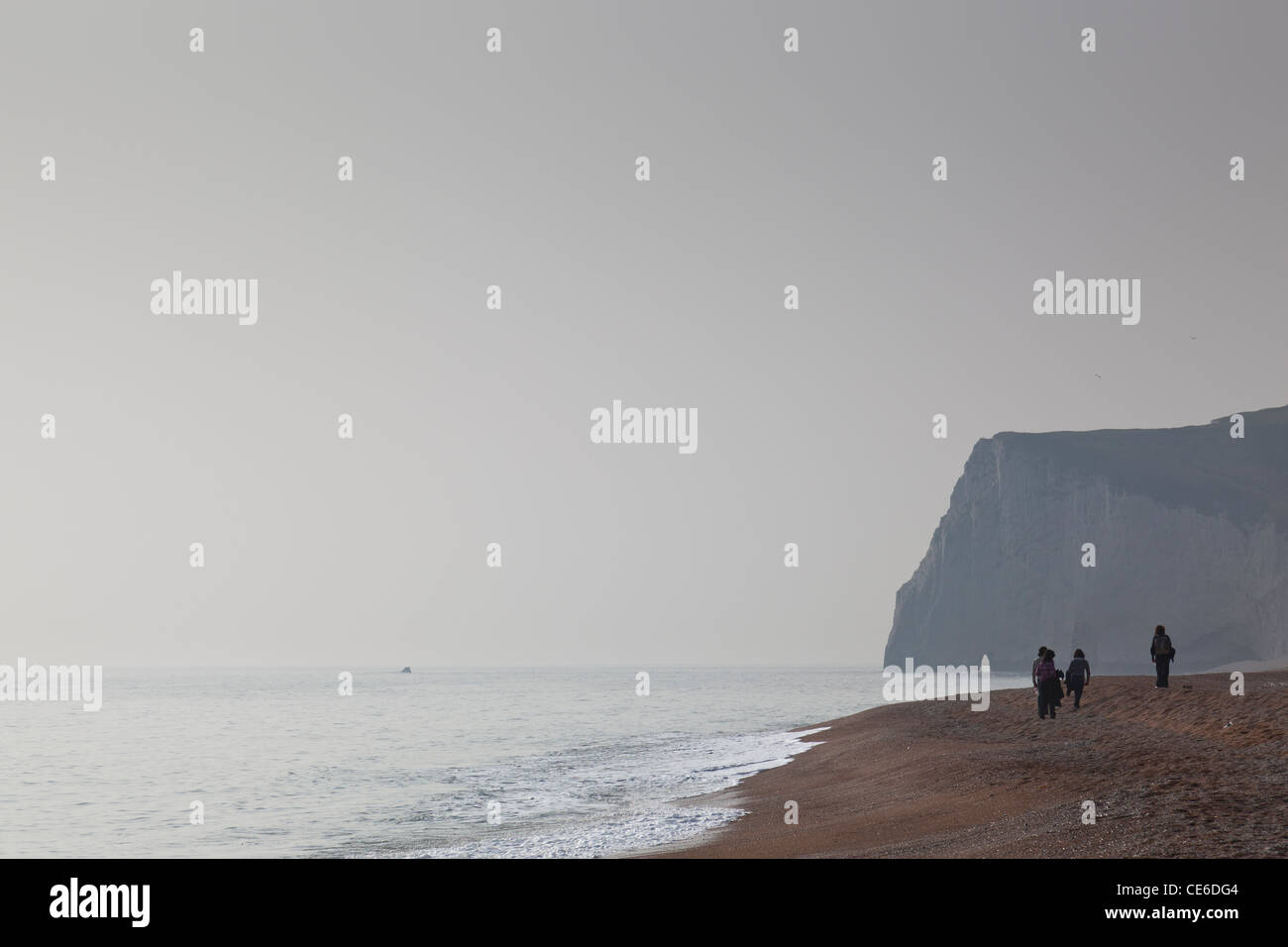 I turisti a piedi lungo la spiaggia di Durdle porta, Dorset, Inghilterra. Foto Stock