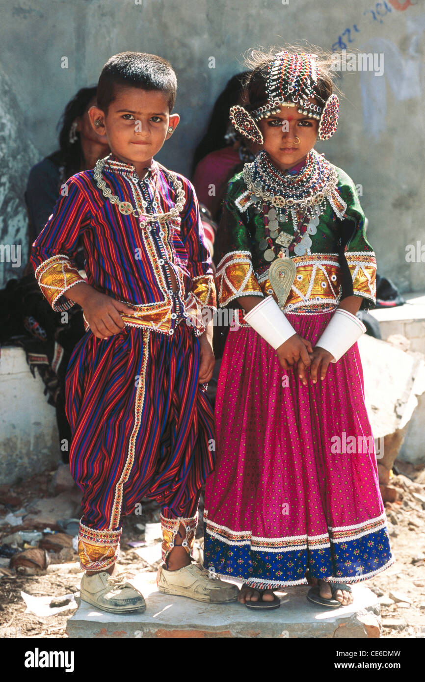 Bambino il matrimonio di giovani indiani piccolo ragazzo e ragazza in abito tradizionale alla fiera ravechi ; rapar ; bhuj ; Gujarat ; india Foto Stock