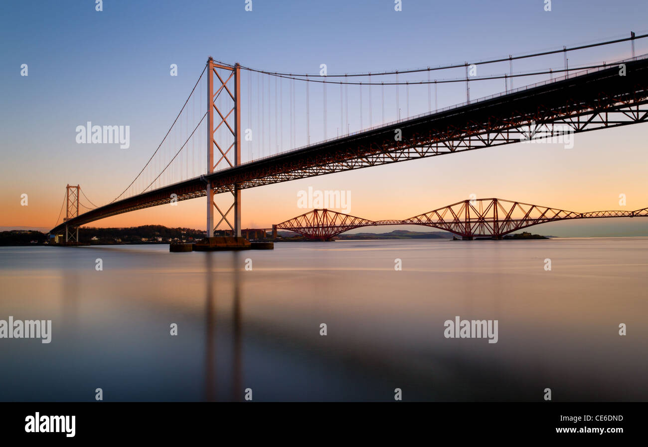 Via Strada e ponti ferroviari a Queensferry, Scotland, Regno Unito. Foto Stock