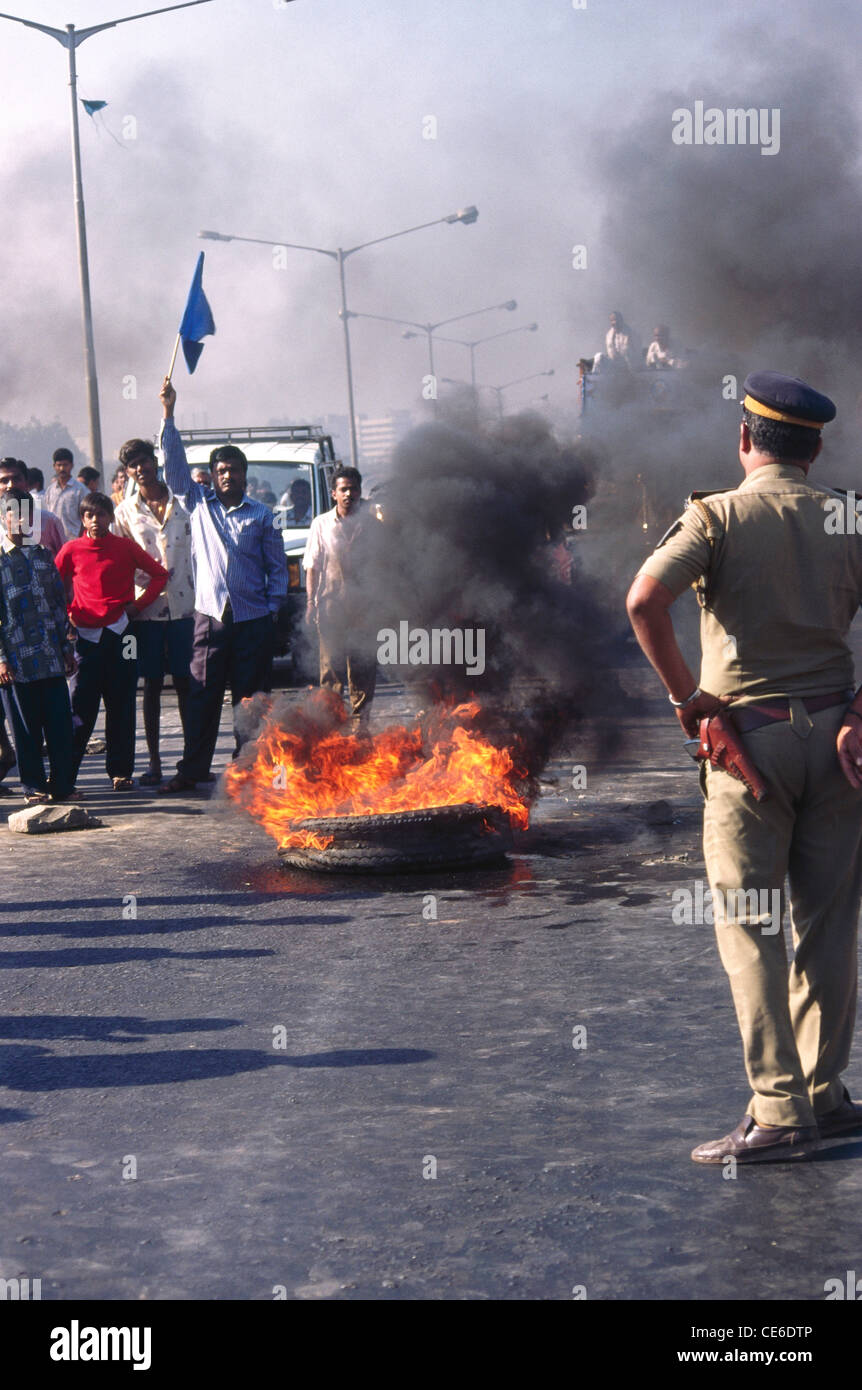 La gente di masterizzazione di agitazione pneumatici su strada ; Mumbai Bombay ; maharashtra ; india Foto Stock