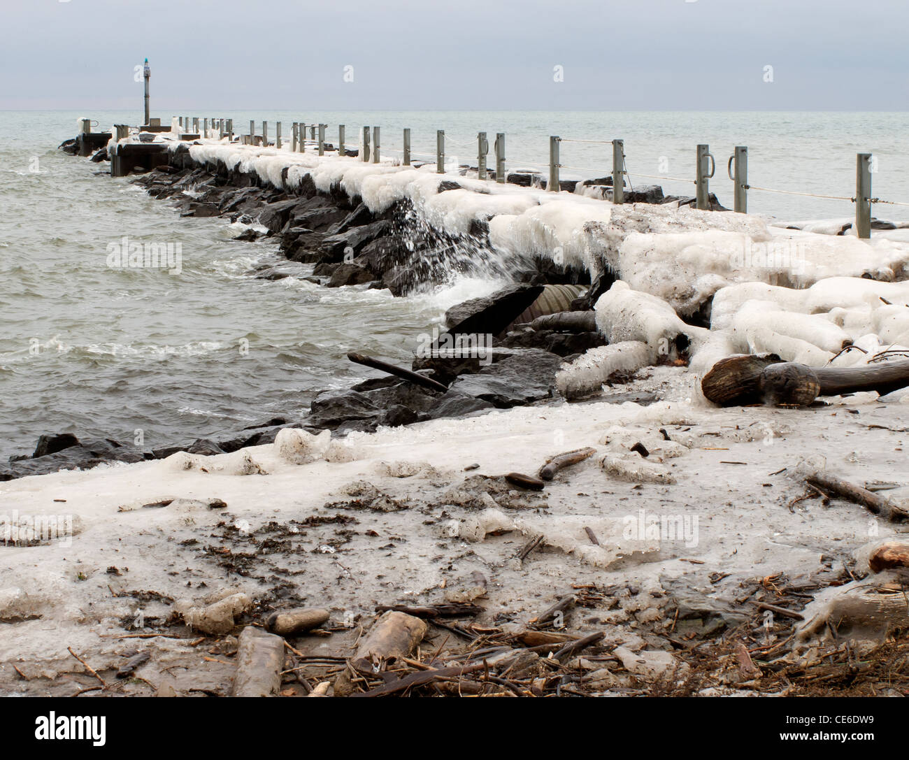 Iced oltre il molo sul lago Ontario. Foto Stock