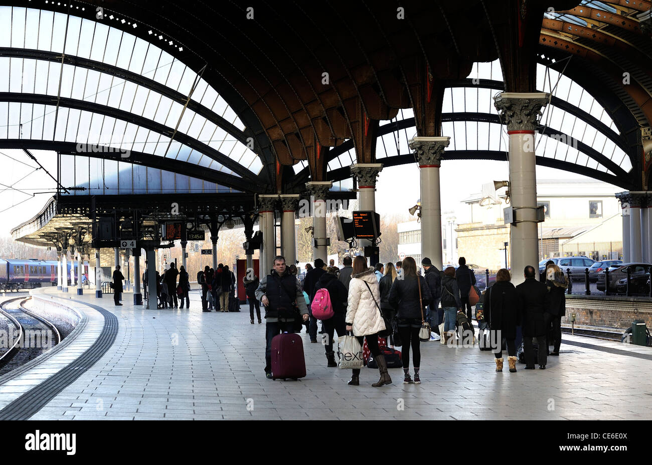 I passeggeri in attesa di un treno york England Regno Unito Foto Stock