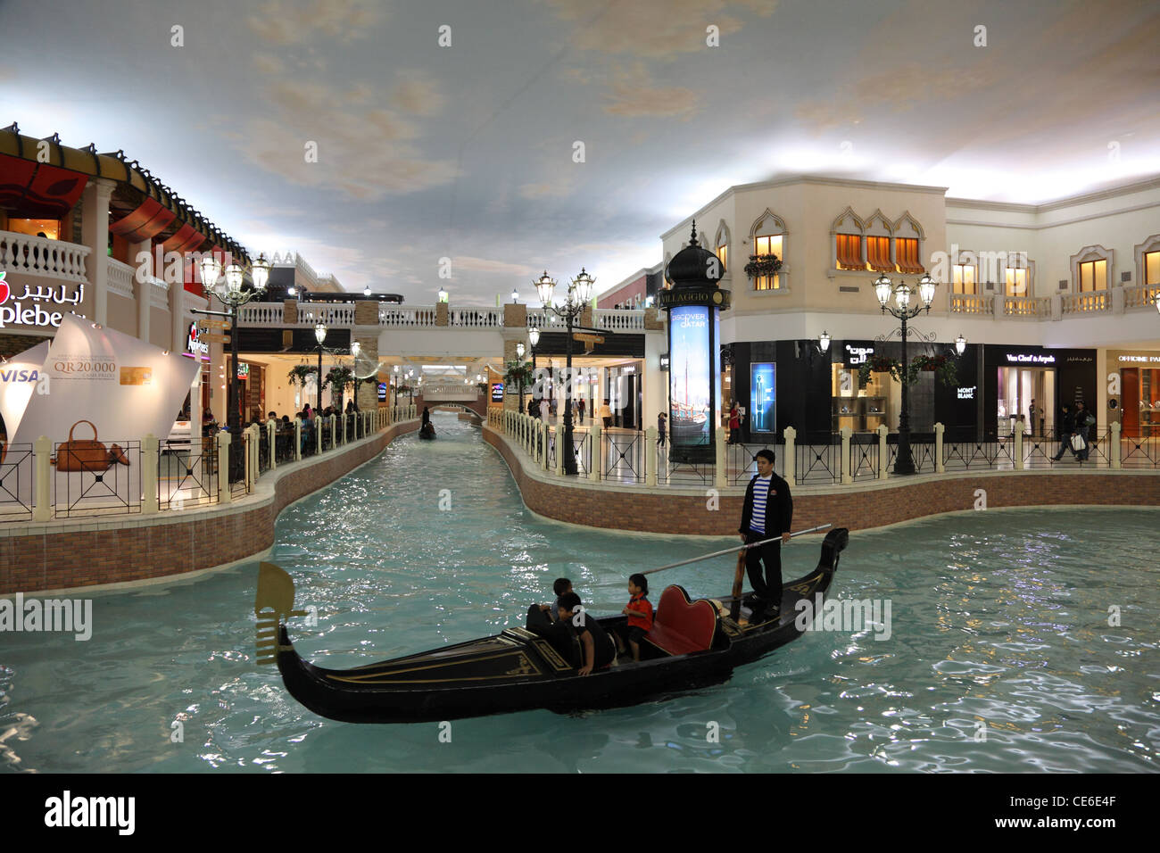 Canal e Gondola all'interno del Villaggio Centro Commerciale Mall a Doha, in Qatar Foto Stock