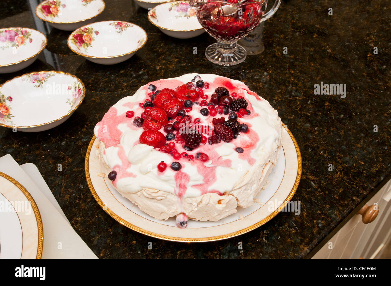 Lampone pavlova dessert Foto Stock