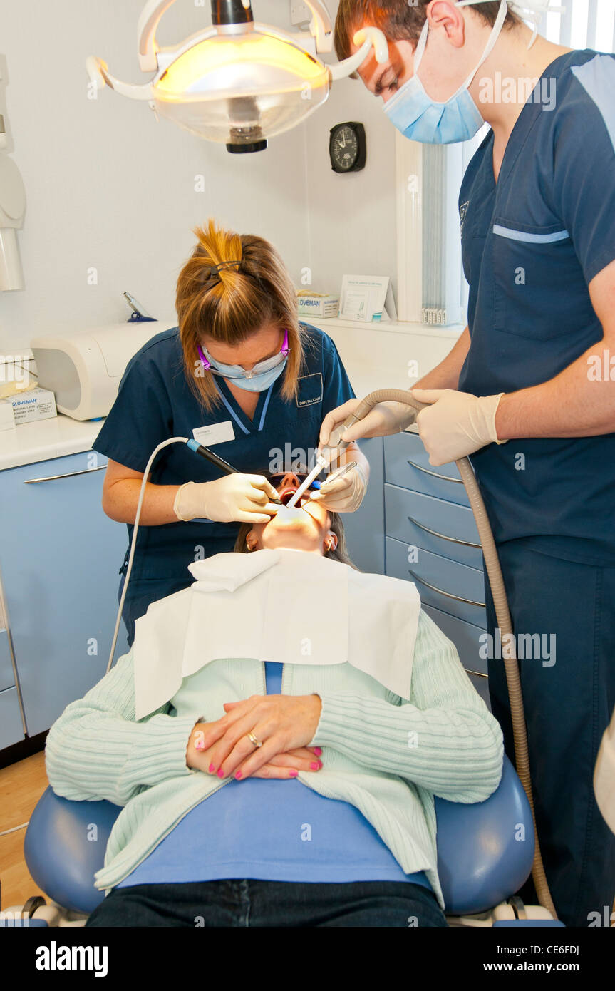 Dental hygenist pulizia di denti poltrona del dentista pulire hygene controllo check up ragazza bianco caucasico check up Foto Stock