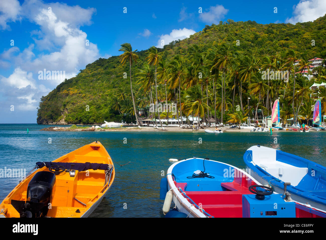 Barche nel piccolo porto di Marigot Bay sulla costa ovest di Santa Lucia, West Indies Foto Stock