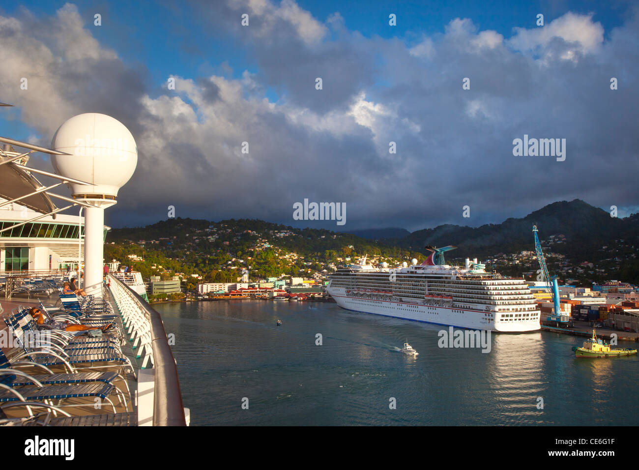 Navi da crociera nel piccolo porto di Castries sull'isola caraibica di Santa Lucia, West Indies Foto Stock