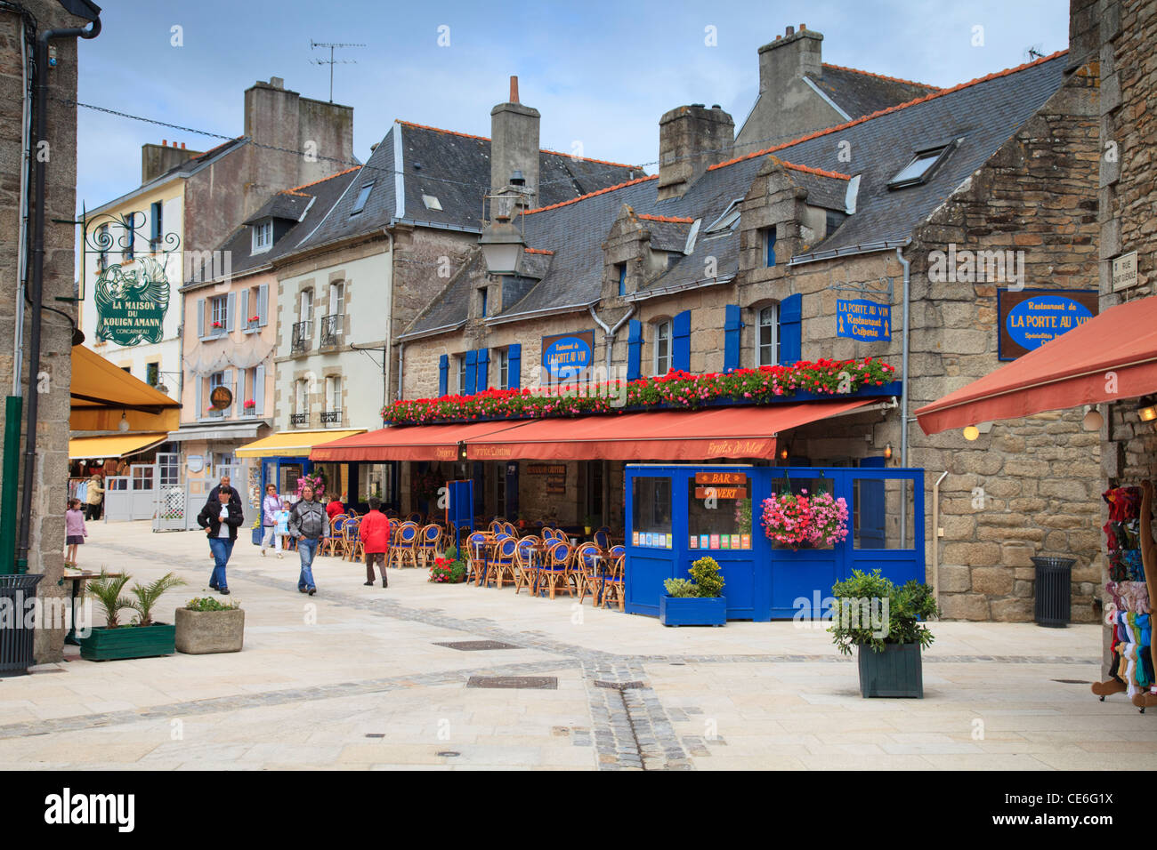 Persone che passeggiano tra i negozi e i ristoranti della Ville vicino, il quartiere storico di Cocarneau, Brittany, Francia. Foto Stock