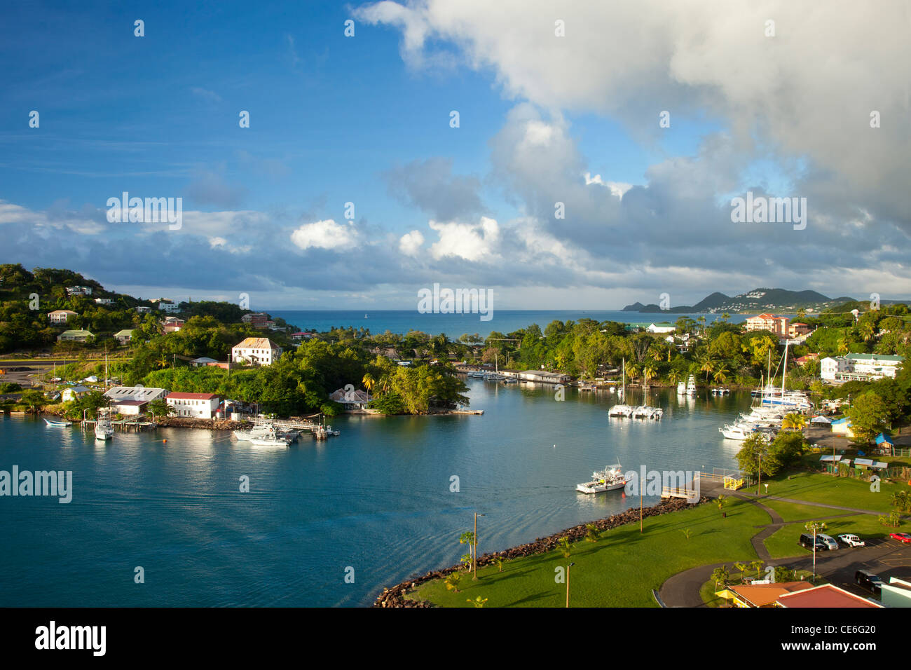 Barche nel piccolo porto di Castries sull'isola caraibica di Santa Lucia, West Indies Foto Stock