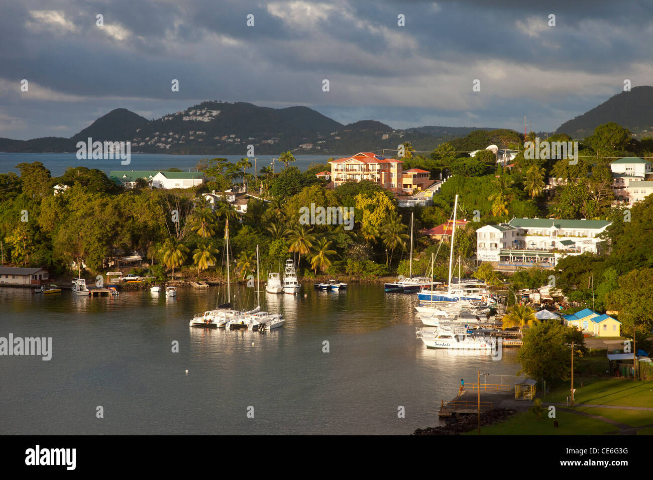 Barche nel piccolo porto di Castries sull'isola caraibica di Santa Lucia, West Indies Foto Stock
