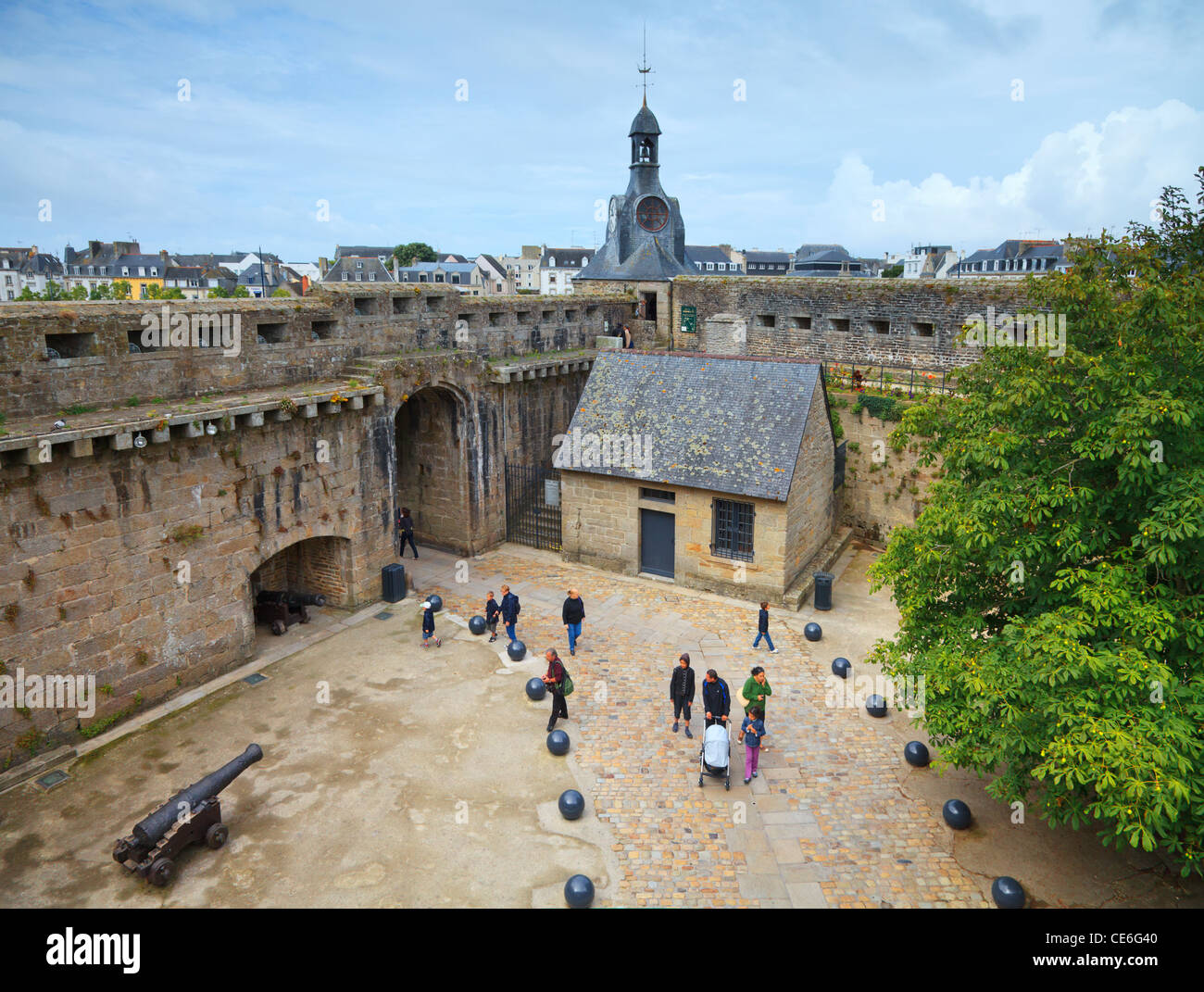 Un elevato angolo di visione della città vecchia di Concarneau, Bretagna, Francia, da bastioni. Foto Stock