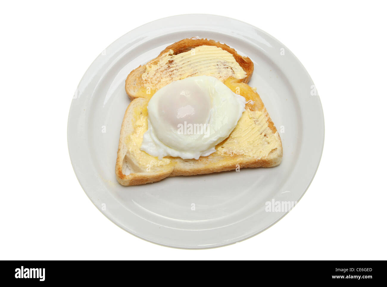 Uovo in camicia su toast su una piastra isolata contro bianco Foto Stock