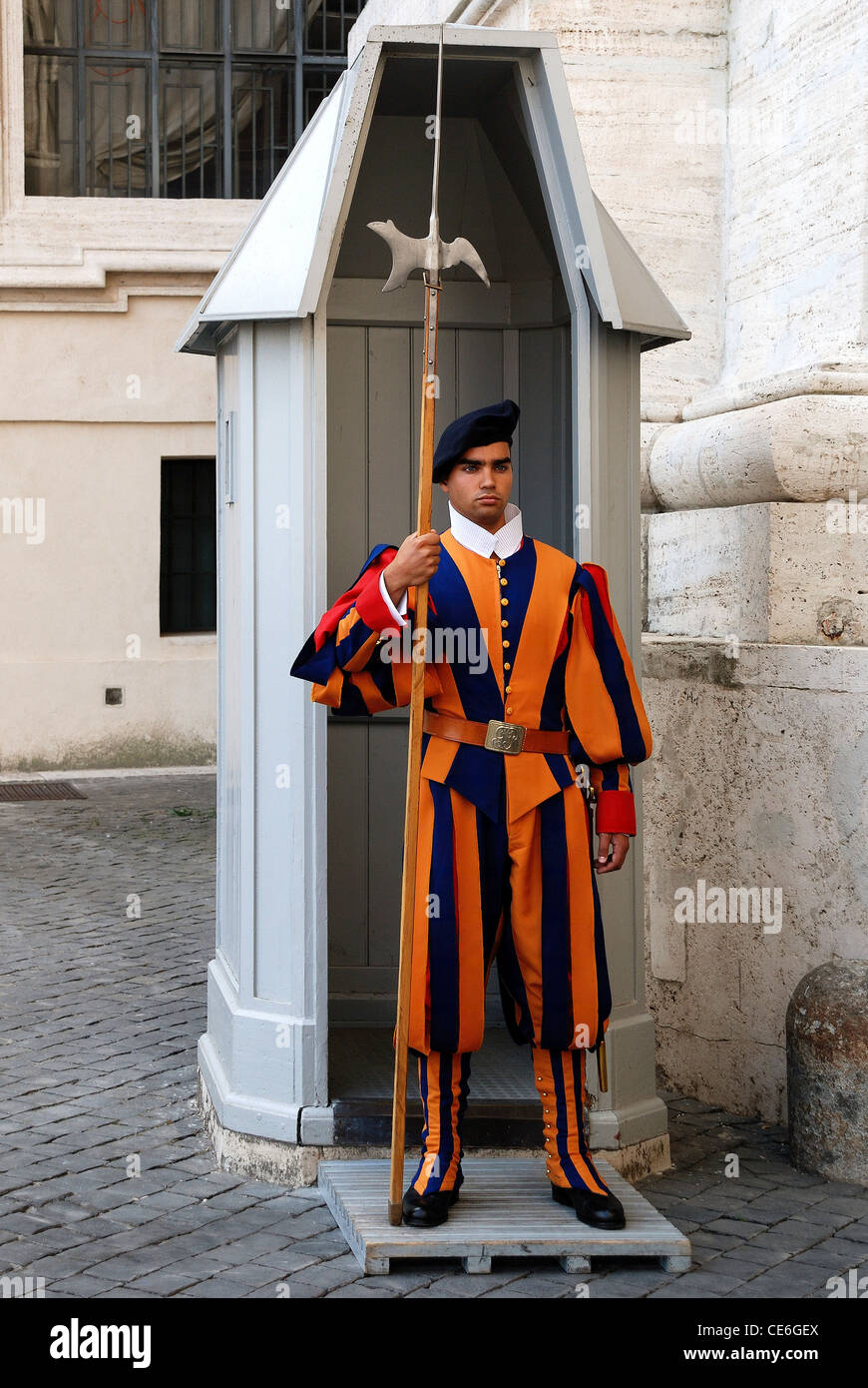 Guardsman svizzero della papal guard duty presso la Basilica di San Pietro nella Città del Vaticano a Roma. Foto Stock