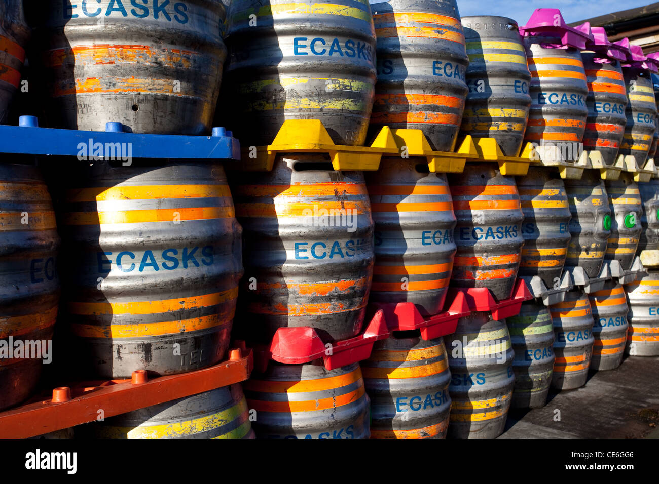 Una pila di 41 kegs di birra di alluminio di litro; ECasks accatastato alla fabbrica di birra di pecora nera, Masham, North Yorkshire Dales, Richmondshire, Regno Unito Foto Stock