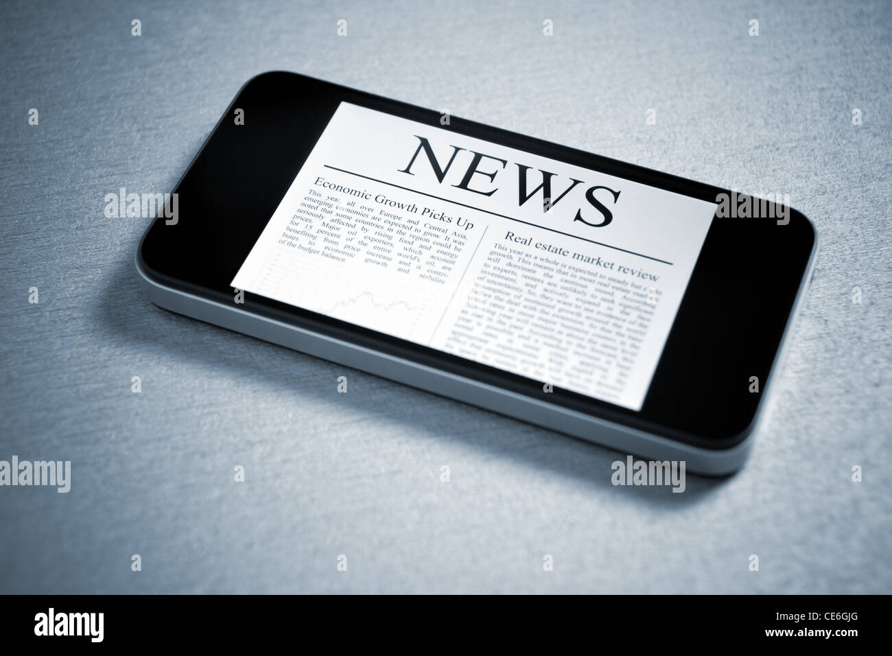 Moderno telefono cellulare sdraiato sul lettino con notizie fresche sullo schermo. Foto Stock