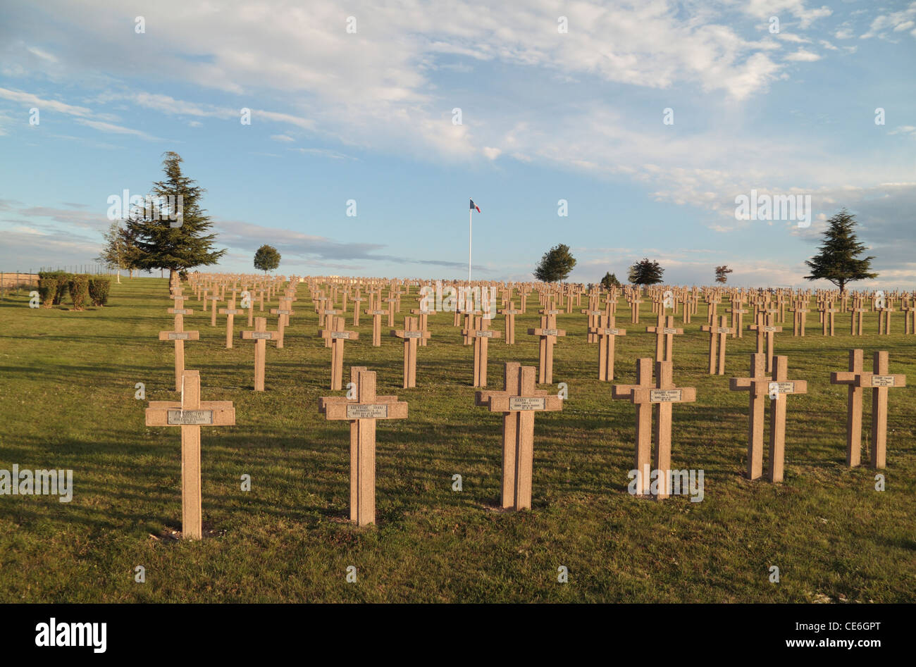 Le righe delle croci con il tricolore francese dietro alla Nazionale Francese cimitero di Sommepy-Tahure, Champagne Ardenne , Francia. Foto Stock