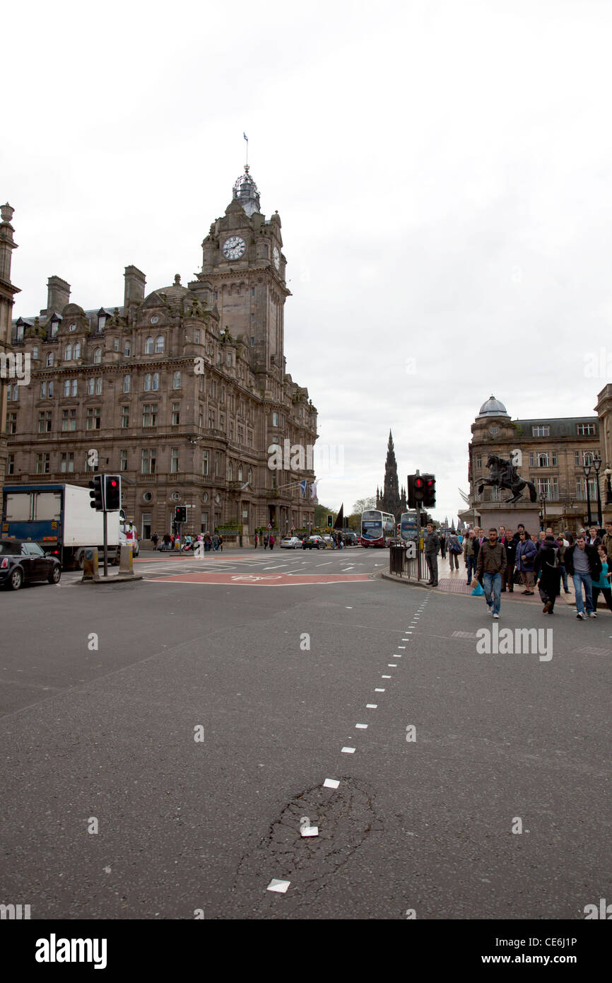 Città di Edimburgo in Scozia. terra vista Princes Street guardando ad ovest con il Balmoral Hotel torre dell orologio in primo piano Foto Stock