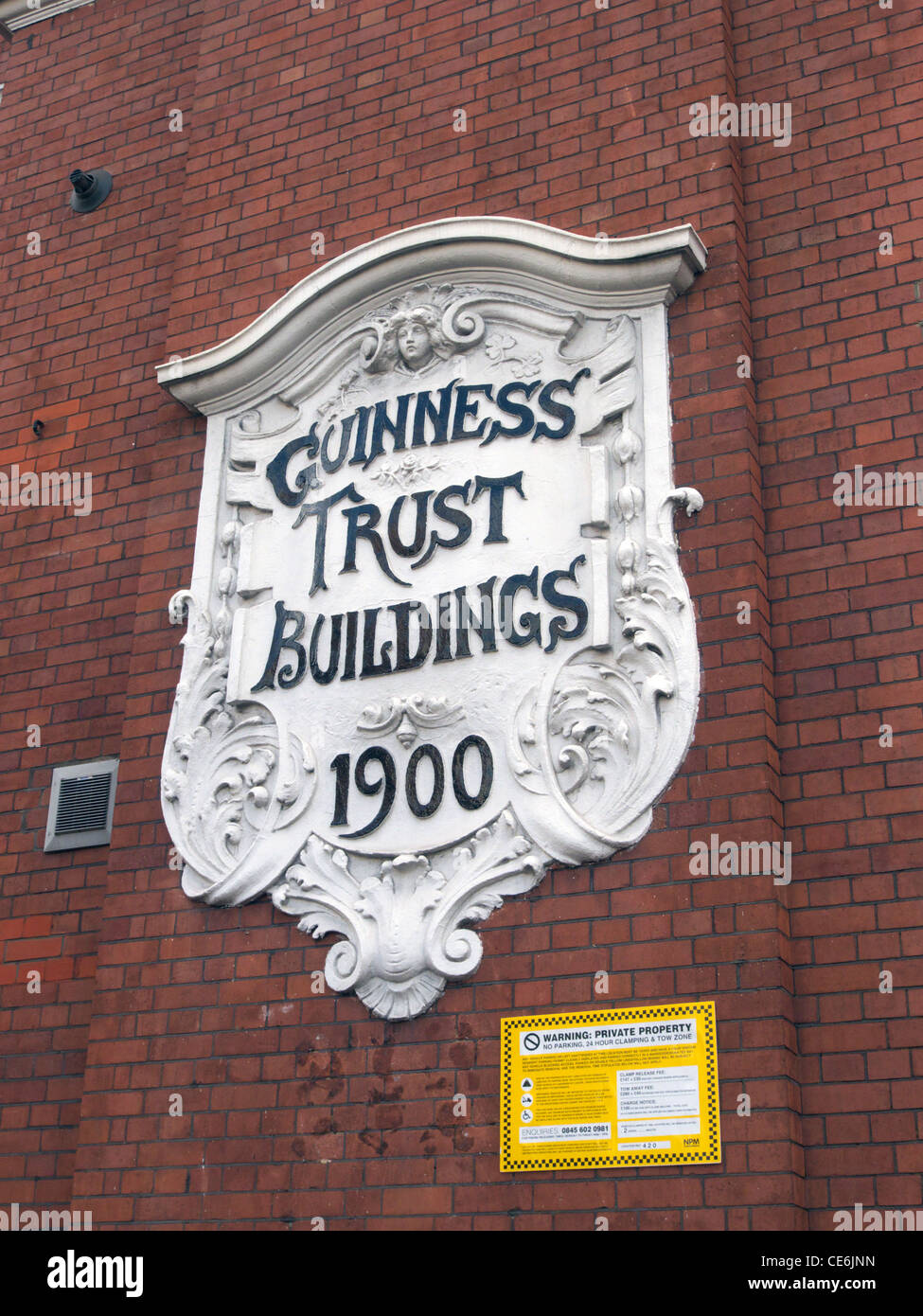 Regno Unito west London Fulham Palace road guinness trust building segno Foto Stock