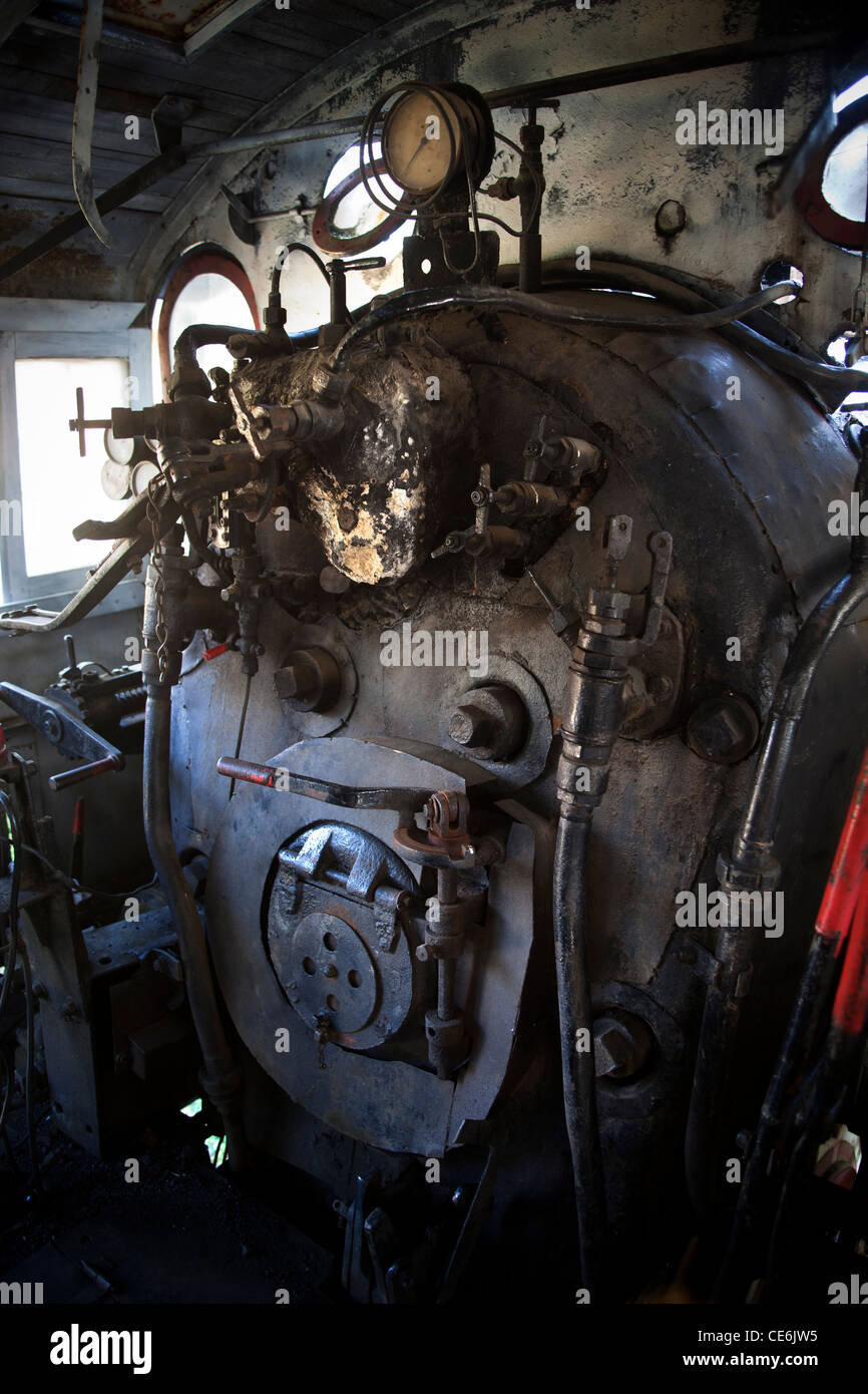 Close up dettaglio della camera di motore all'interno del treno a vapore presso la Stazione Ferroviaria di Dalat Vietnam Foto Stock