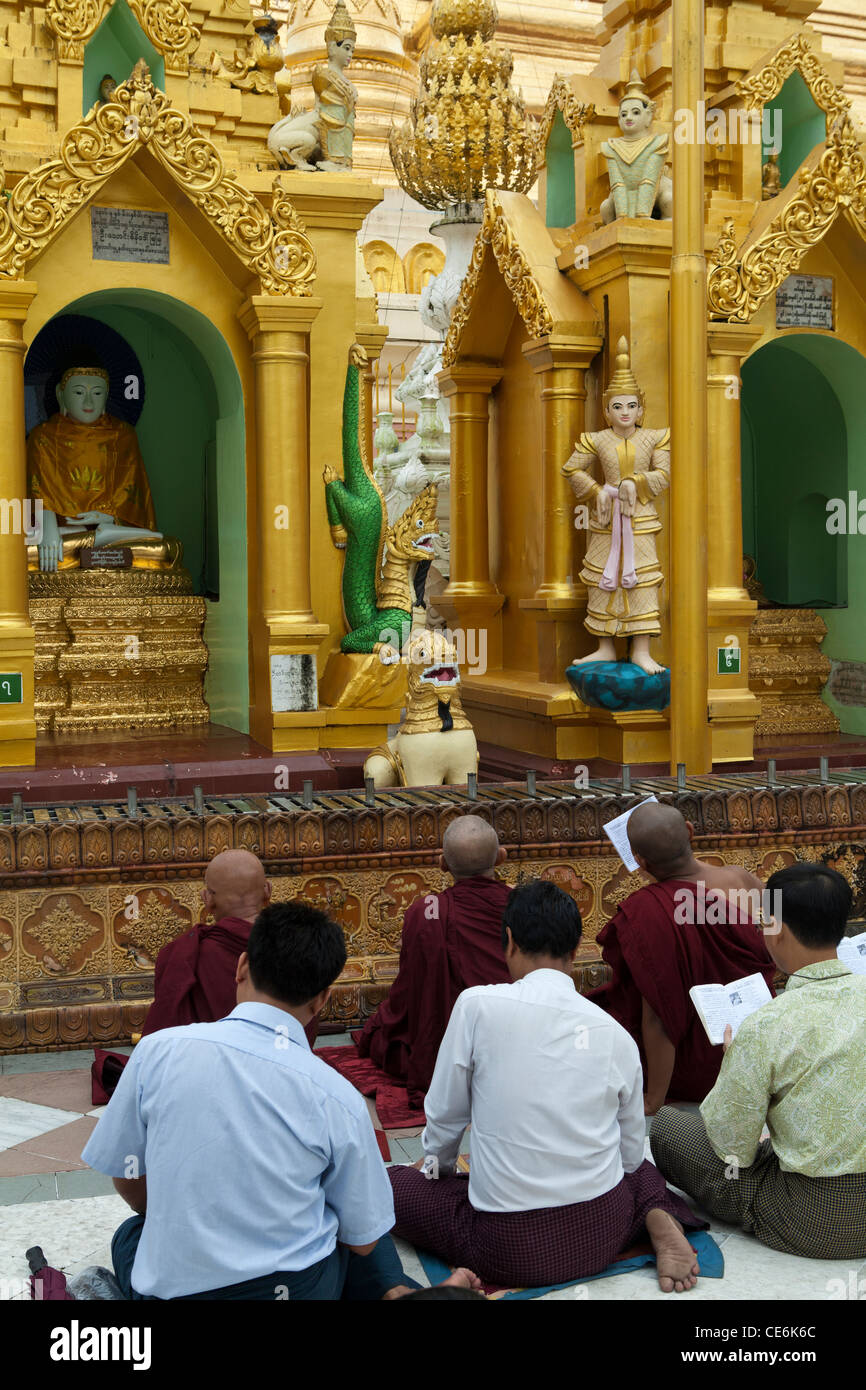 Quando il Myanmar buddisti vai alla pagoda, sanno nei loro cuori che stanno calcando il nobile sentiero per l'illuminazione Foto Stock