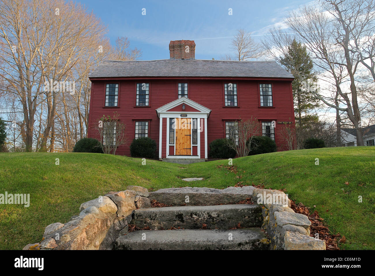 La ricerca di una collina verso una casa coloniale della città di Sandwich, Massachusetts Foto Stock