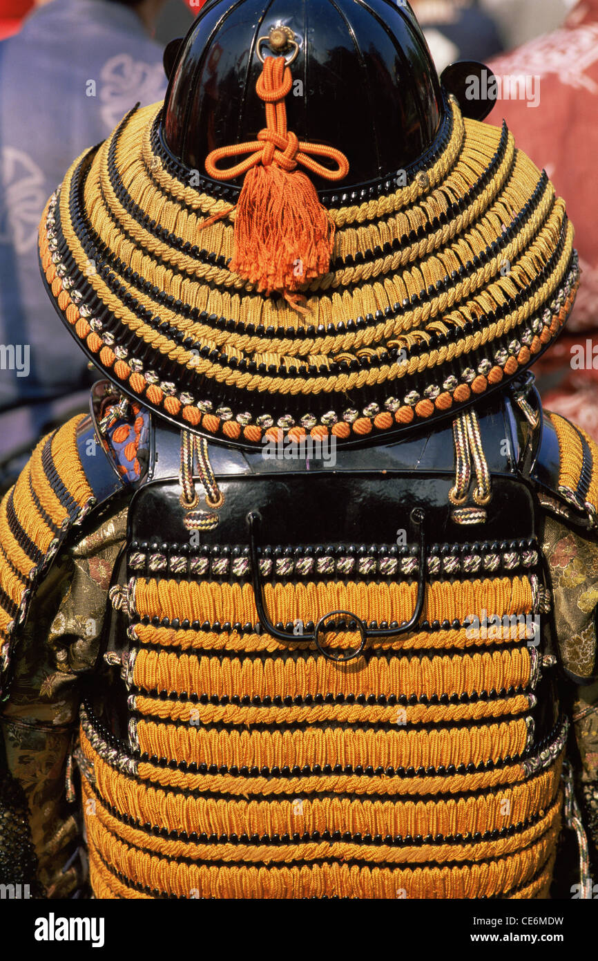 Giappone,Tokyo,uomini vestiti in costume Samurai a Jidai Matsuri Festival che si tiene annualmente nel mese di novembre presso il tempio Sensoji di Asakusa Foto Stock