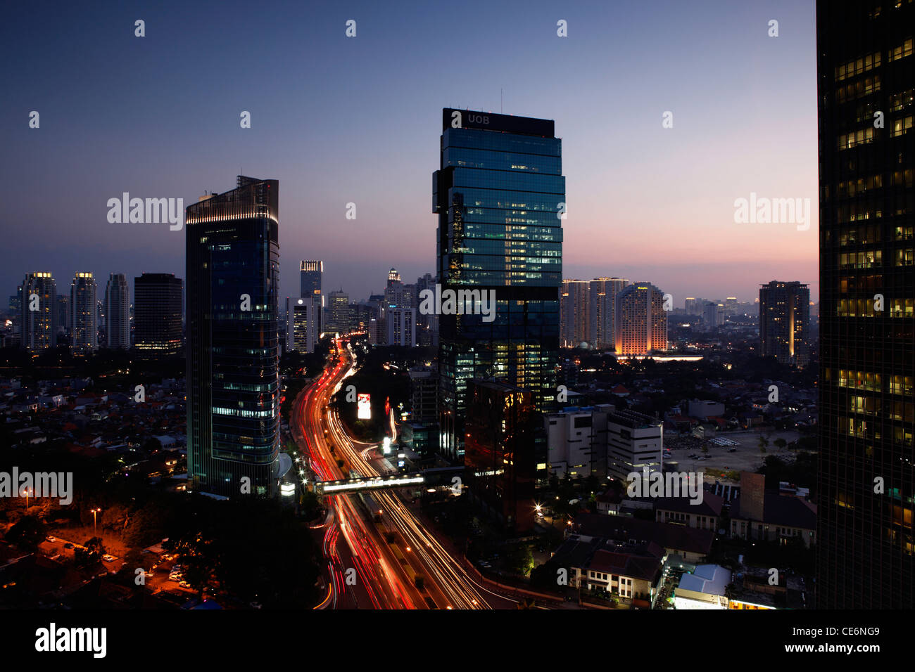 Vista serale del CBD e grattacieli lungo Jalan Jend Sudirman, Giacarta Foto Stock