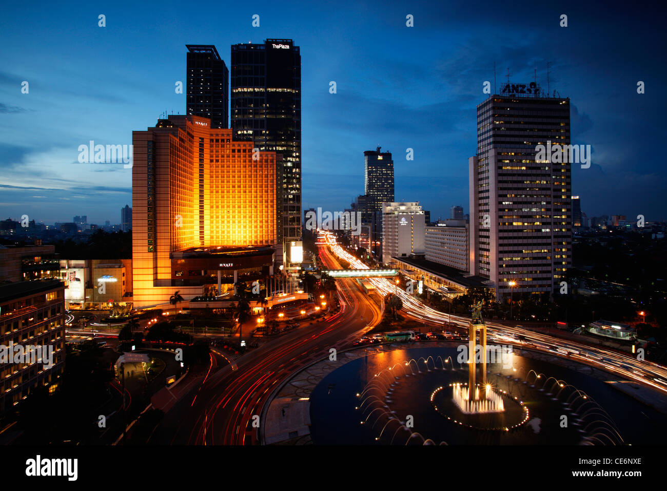 Vista notturna di Hotel Indonesia rotonda, Monumento di Benvenuto e gli edifici lungo Jalan Thamrin, Giacarta Foto Stock