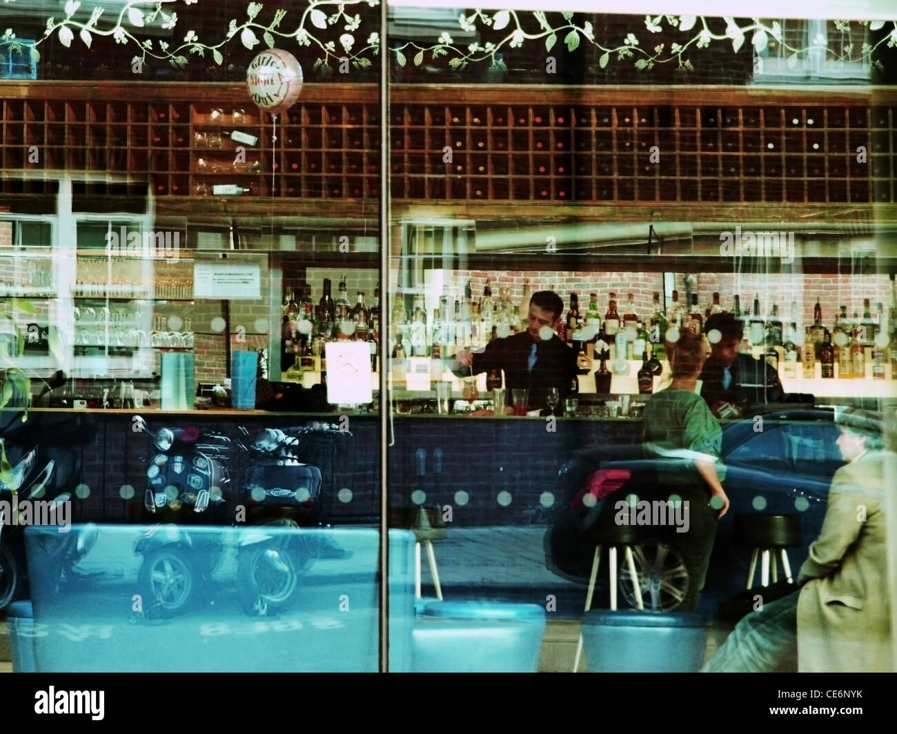Un mix di barman un cocktail in un esclusivo bar di Londra Foto Stock