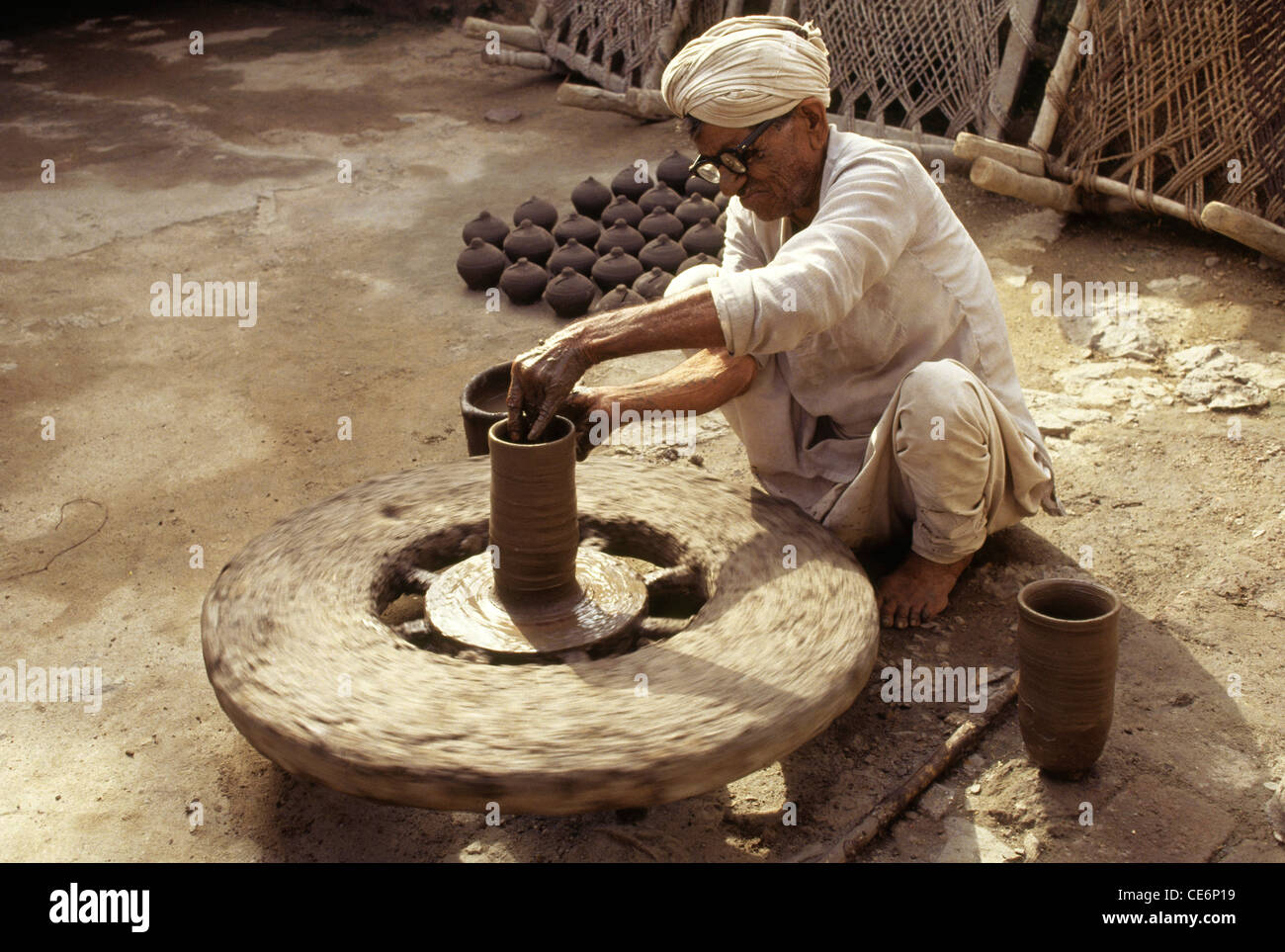 In ceramica ; potter a dare forma alla pentola di creta sulla ruota del Rajasthan in India Foto Stock