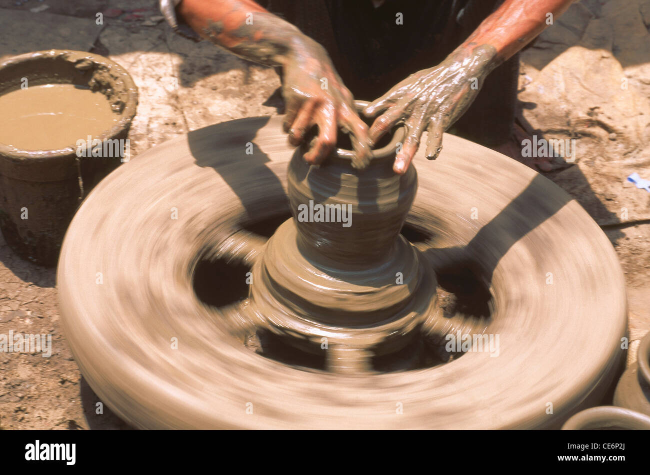 In ceramica ; potter mano a dare forma alla pentola di creta sulla ruota ; Rajasthan ; India Foto Stock