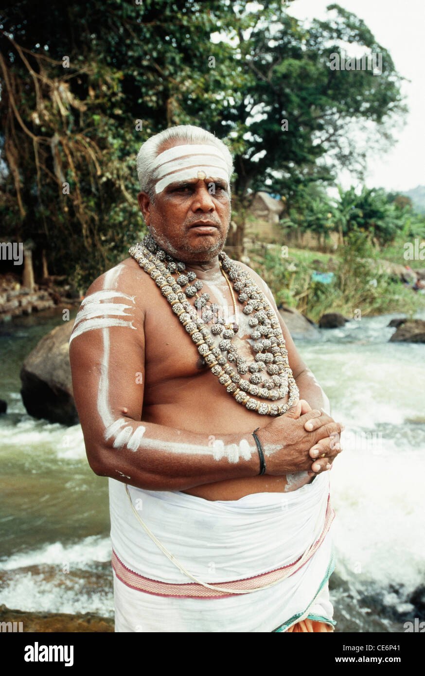 Sacerdote indiano devoto di Lord Shiva ; Saivites ; marcature di cenere e collana con perle di Rudraksha ; Tamil Nadu ; India ; Asia Foto Stock