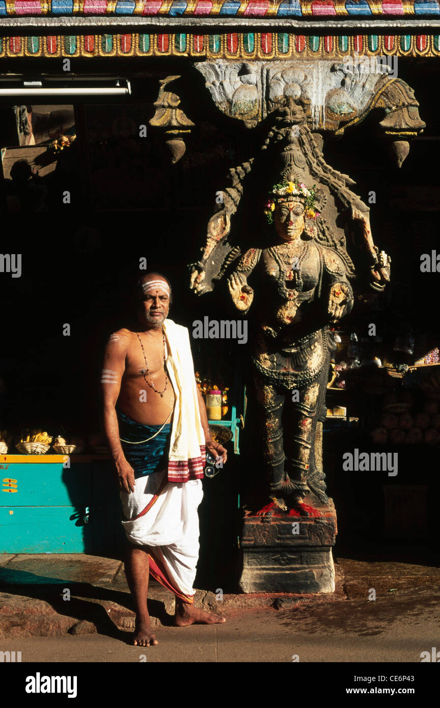 Statua di Yagnarupini ; una delle otto forme della dea Shakti scolpita in Ashta Shakthi Mandapam nel tempio di Meenakshi Amman ; Tamil Nadu ; India ; asia Foto Stock