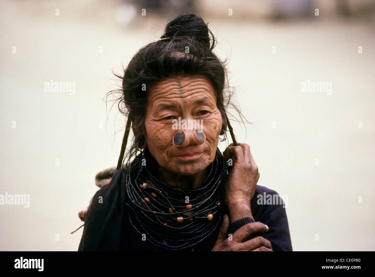 Tribù Apatani donna tappi naso Arunachal Pradesh India Foto Stock