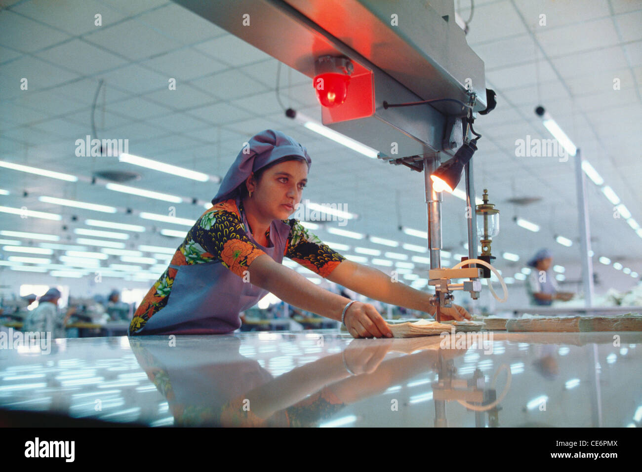 Donna indiana che lavora nella fabbrica di indumento ; india Foto Stock